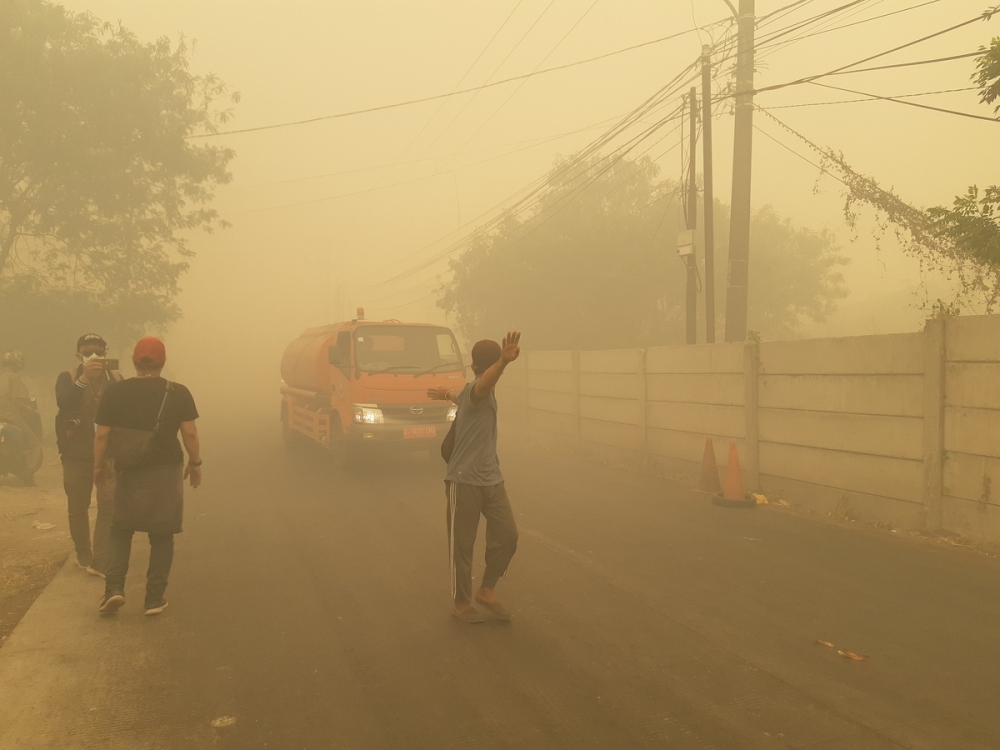 Cháy bãi rác ở Jakarta: Người dân phải sơ tán, nhiều chuyến bay bị ảnh hưởng - Ảnh 1.