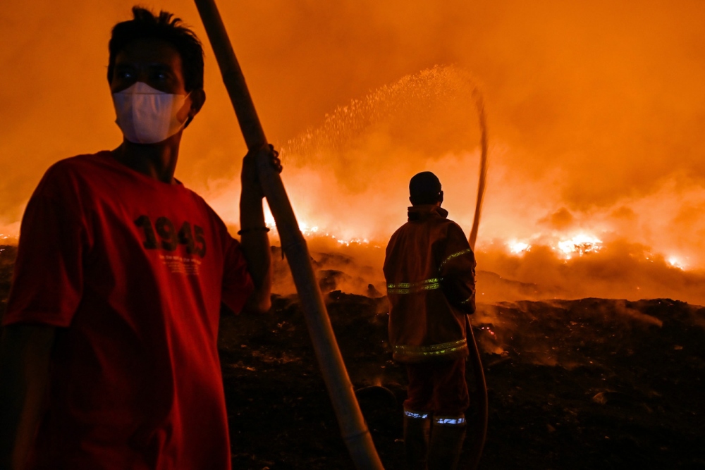Cháy bãi rác ở Jakarta: Người dân phải sơ tán, nhiều chuyến bay bị ảnh hưởng - Ảnh 2.