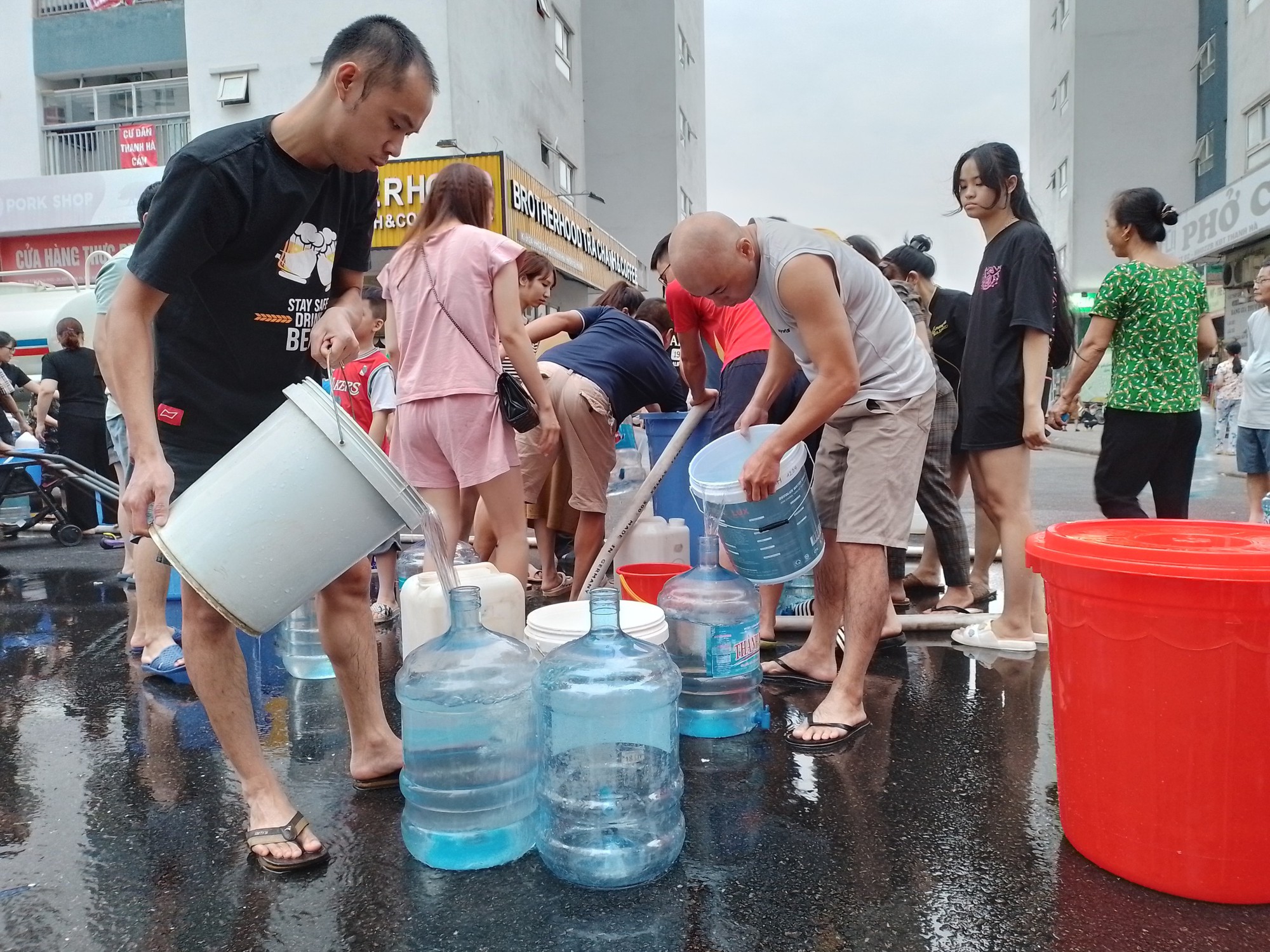 Những diễn biến tại Khu đô thị Thanh Hà: Người dân vẫn phải xin từng xô nước và chờ đợi kết quả kiểm nghiệm chất lượng - Ảnh 1.