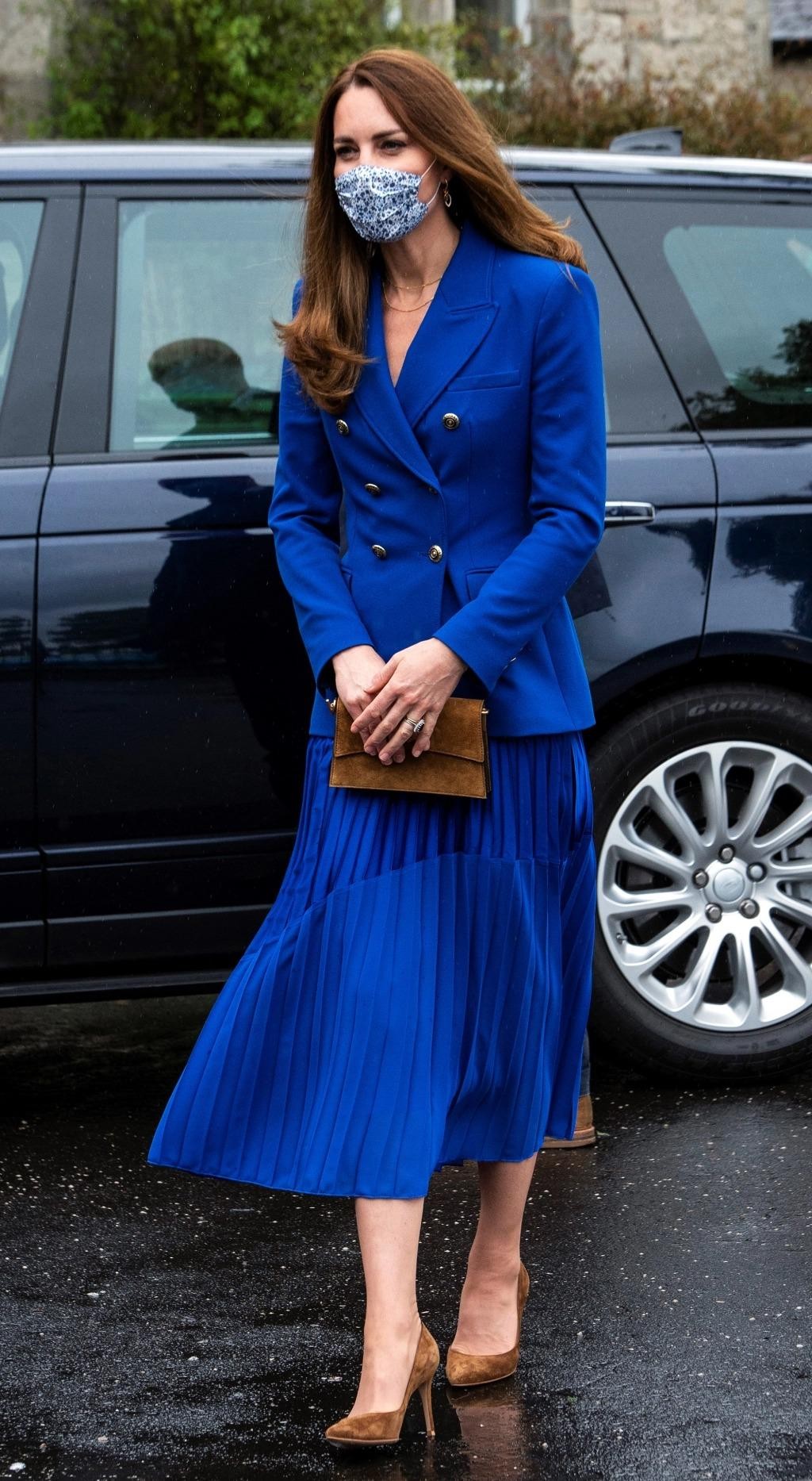 9 set chân váy dài cho thấy đẳng cấp biểu tượng thời trang của Vương phi Kate Middleton - Ảnh 10.