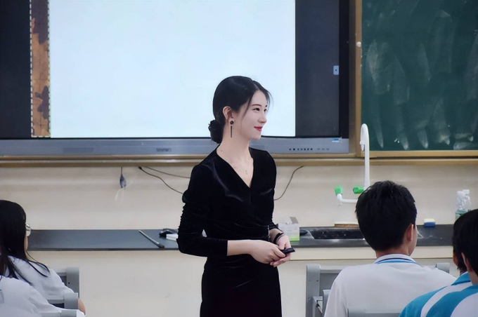 Nữ giảng viên diện váy đi dạy, dân tình soi ra một chi tiết trên trang phục, yêu cầu cô phải đổi ngay - Ảnh 6. Nữ giảng viên diện váy đi dạy, dân tình soi ra một chi tiết trên trang phục, yêu cầu cô phải đổi ngay - Ảnh 6.