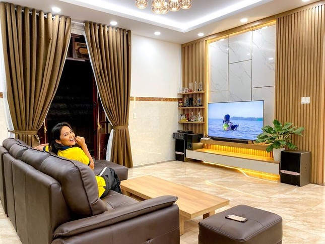 Sao Việt báo hiếu bố mẹ: Tiểu Vy tậu nhà mặt phố ở tuổi 23 tuổi, Quốc Trường chi 25 tỷ xây biệt thự hoành tráng - Ảnh 12.