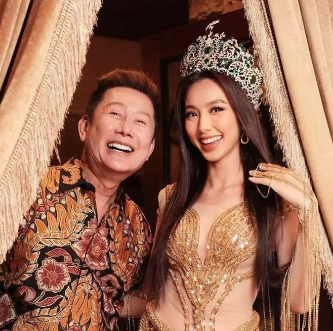 Hoa hậu Thùy Tiên bị soi phản ứng &quot;sượng trân&quot;, vội nép sang 1 bên khi ông Nawat và Miss Grand 2022 chụp hình thân thiết? - Ảnh 6.