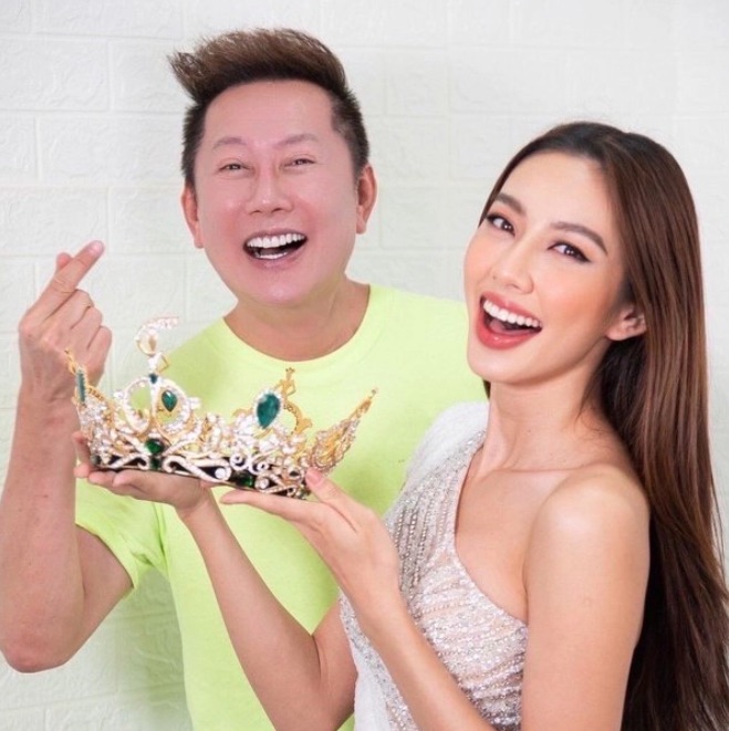 Hoa hậu Thùy Tiên bị soi phản ứng &quot;sượng trân&quot;, vội nép sang 1 bên khi ông Nawat và Miss Grand 2022 chụp hình thân thiết? - Ảnh 4.
