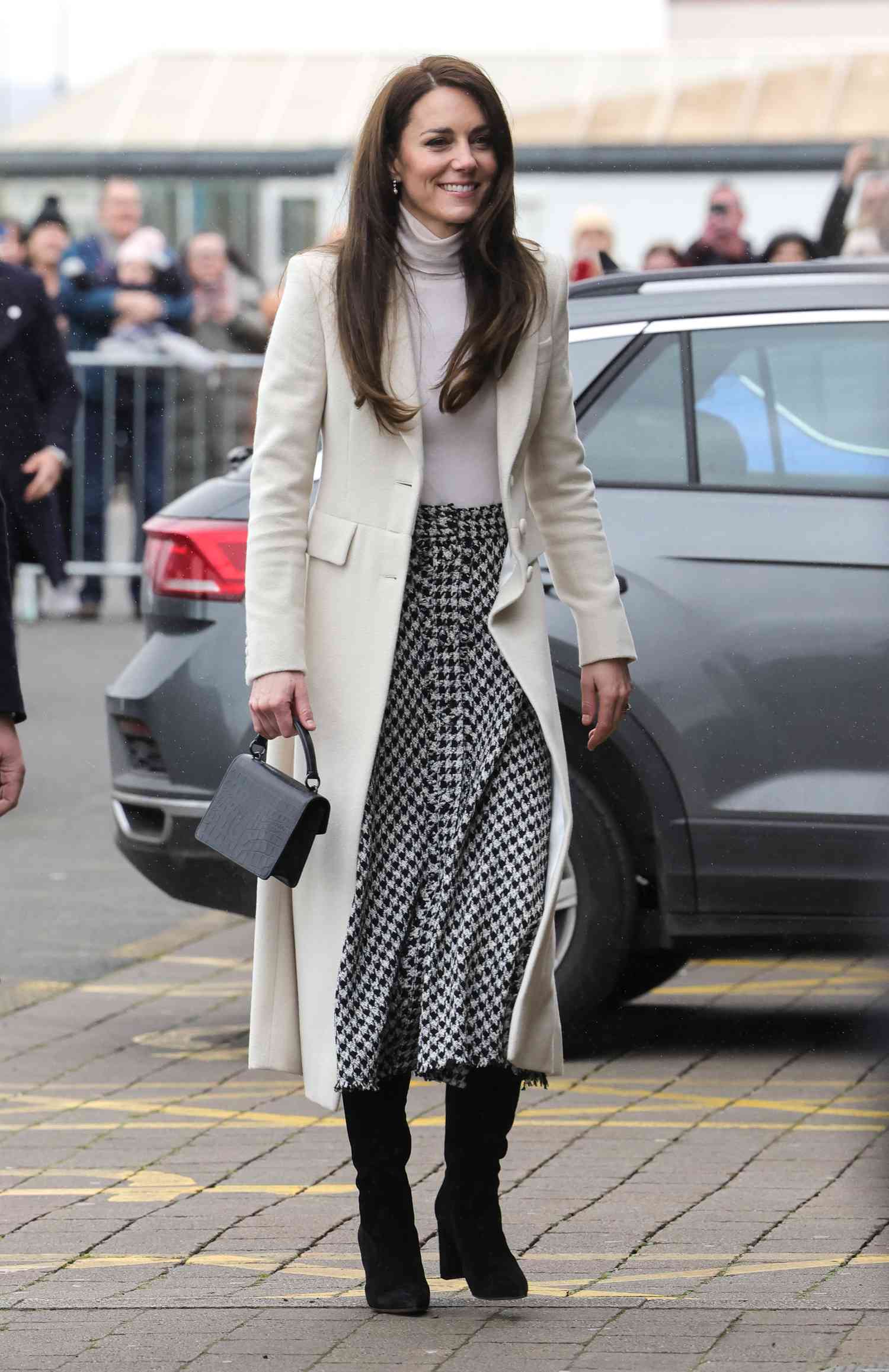 9 set chân váy dài cho thấy đẳng cấp biểu tượng thời trang của Vương phi Kate Middleton - Ảnh 4.