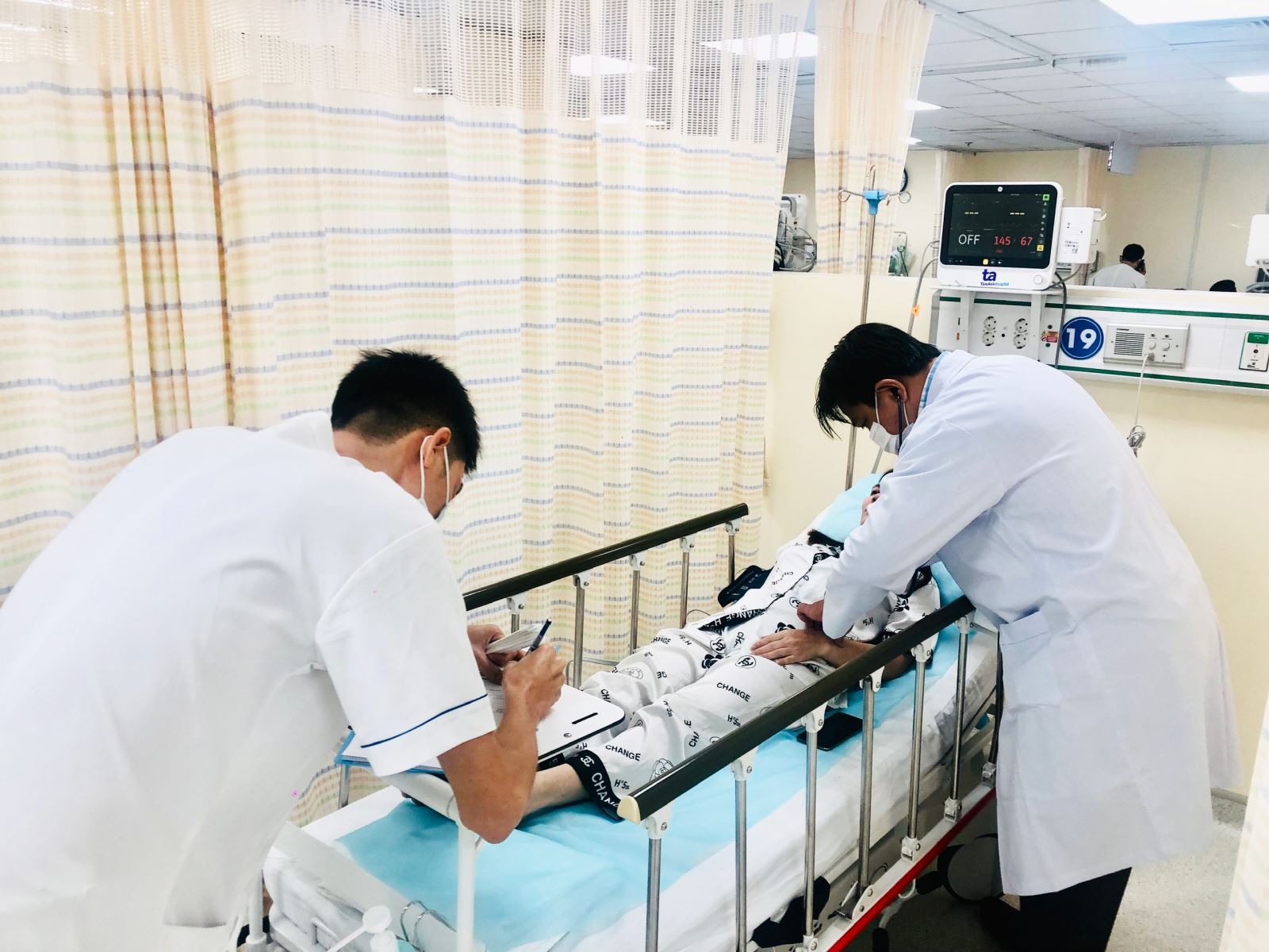 TP Hồ Chí Minh: 5 người phải nhập viện sau ăn bánh canh ghẹ - Ảnh 1.