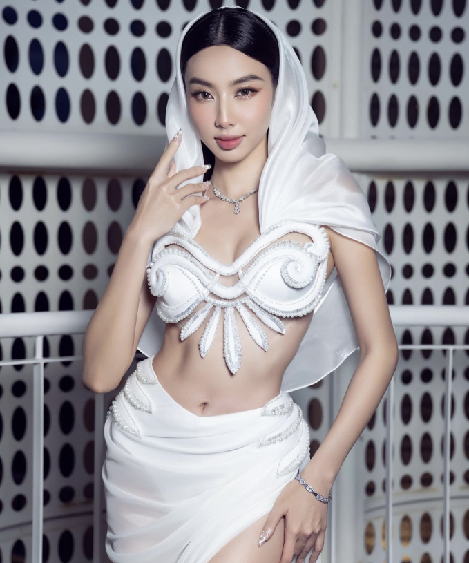Diện váy ôm sát khoe đường cong, Hoa hậu Thùy Tiên để lộ 1 khuyết điểm chí mạng - Ảnh 6.