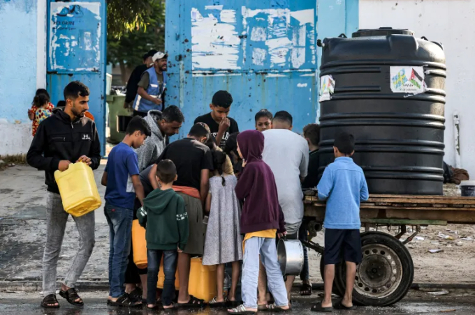 Cách người đàn ông và con lừa giúp người dân Gaza khỏi chết khát giữa vòng vây của quân đội Israel - Ảnh 1.