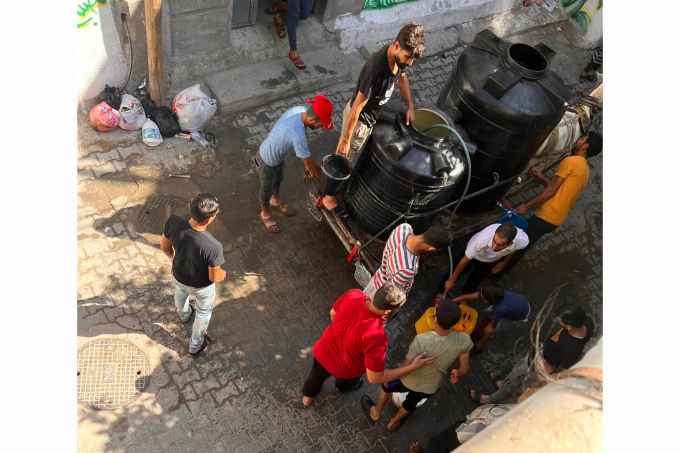 Cách người đàn ông và con lừa giúp người dân Gaza khỏi chết khát giữa vòng vây của quân đội Israel - Ảnh 2.