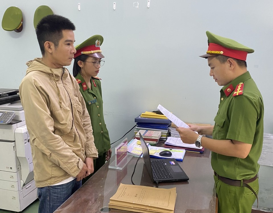 Tài xế ô tô dùng ma túy, tông chết người phụ nữ dắt xe đạp bên đường - Ảnh 3. Tài xế ô tô dùng ma túy, tông chết người phụ nữ dắt xe đạp bên đường - Ảnh 3.