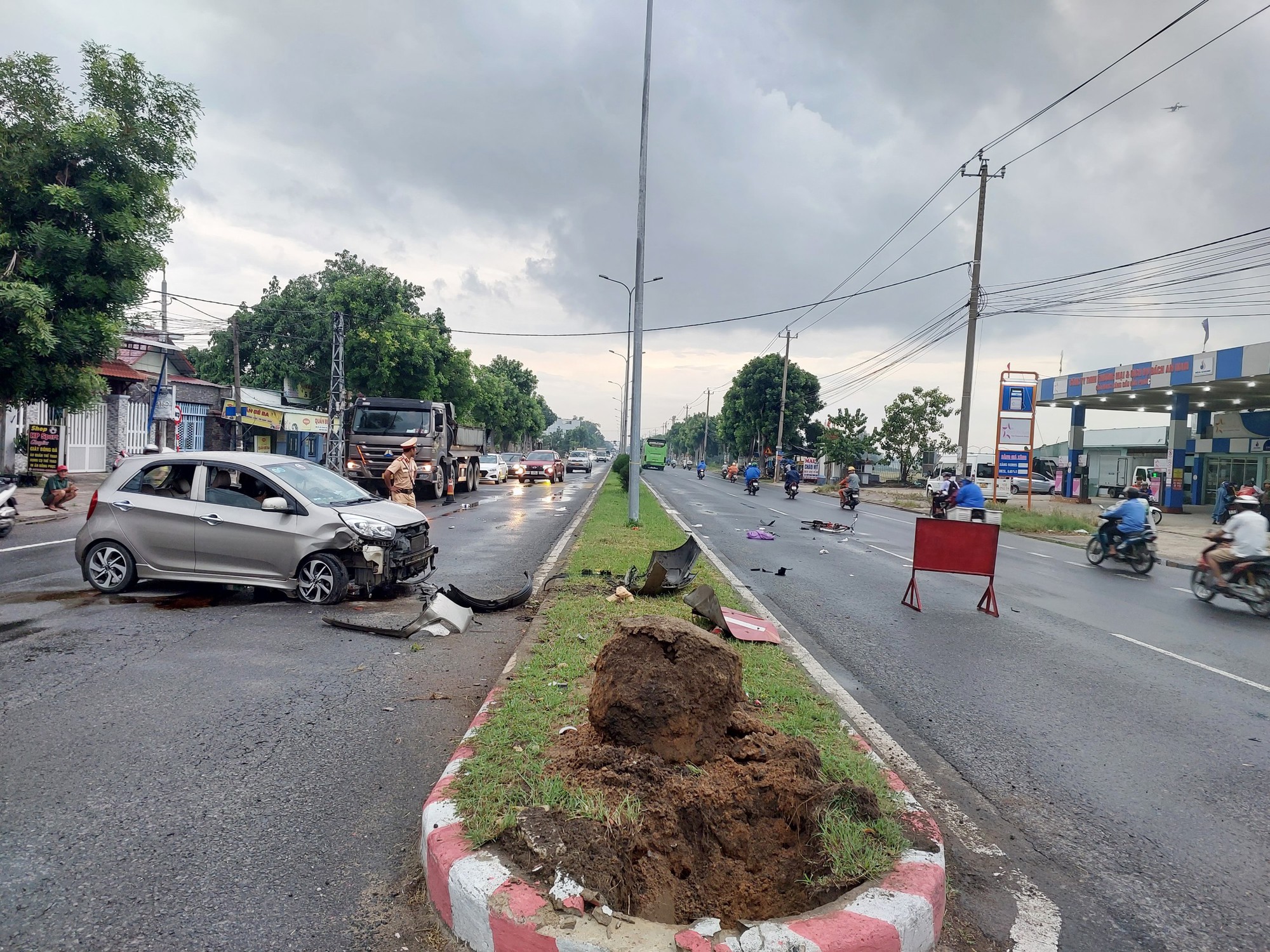Tài xế ô tô dùng ma túy, tông chết người phụ nữ dắt xe đạp bên đường - Ảnh 1. Tài xế ô tô dùng ma túy, tông chết người phụ nữ dắt xe đạp bên đường - Ảnh 1.