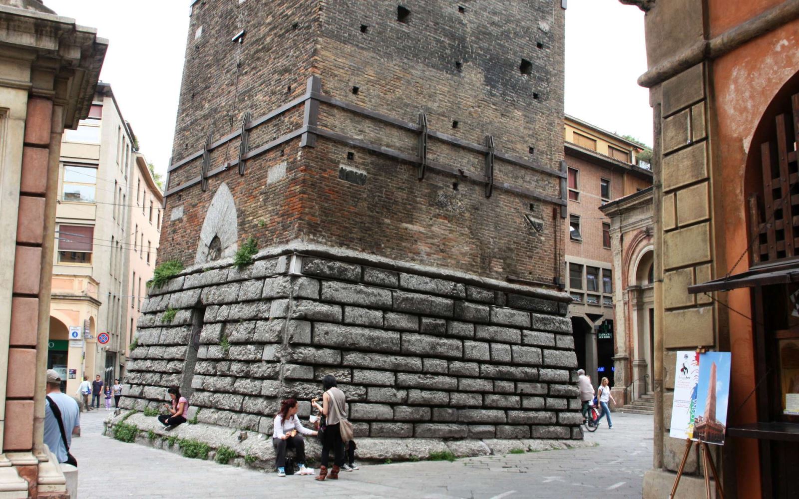 Tháp Garisenda ở Italy đóng cửa vì lo ngại sụt lún - Ảnh 2.