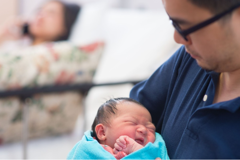 Hong Kong (Trung Quốc) tặng cha mẹ mới sinh con hơn 2.500 USD - Ảnh 1.