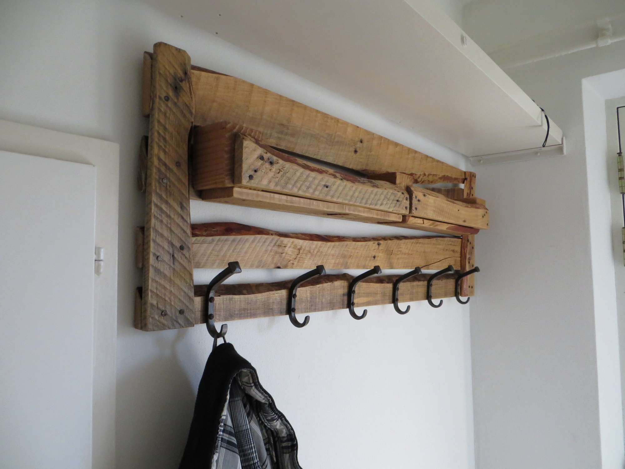 Cách tái sử dụng tấm pallet gỗ thành đồ lưu trữ hiệu quả cho nhà chật - Ảnh 6.