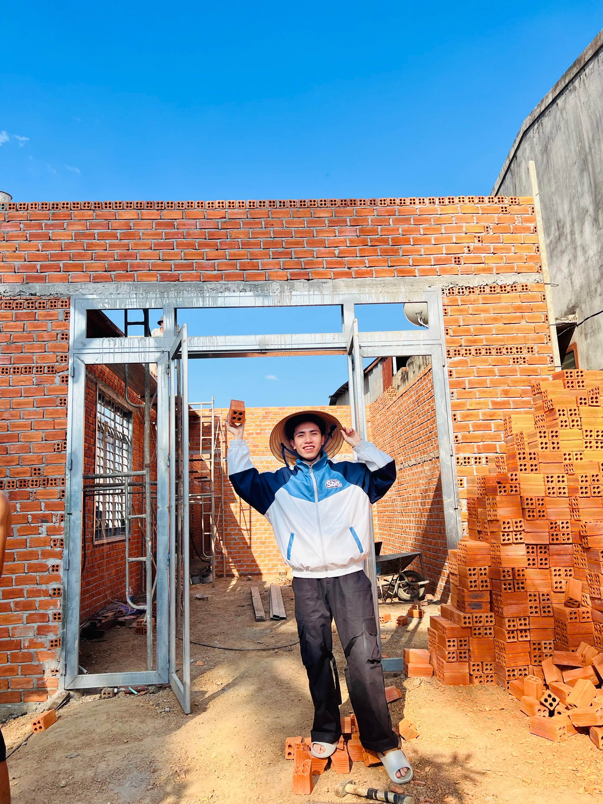Ấp ủ giấc mơ từ khi còn học cấp 2, chàng trai 24 tuổi dồn sức tiết kiệm trong 3 năm được 1,2 tỷ xây nhà cho ba mẹ - Ảnh 1.