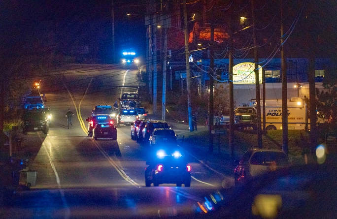 Mỹ: Cảnh hoảng loạn trong thảm kịch xả súng ở Lewiston - Ảnh 3.