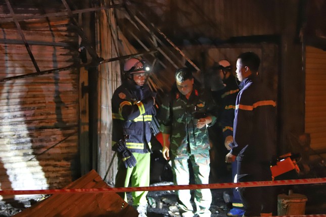 Vụ cháy 3 người chết ở Hà Nội: Người chồng lao vào cứu vợ con song bất thành - Ảnh 1.