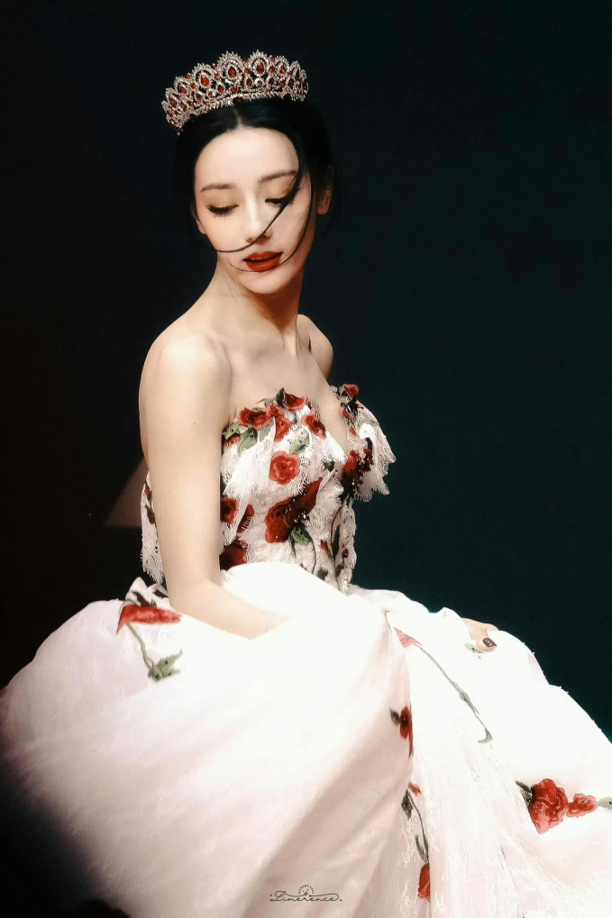 Cbiz có vô số mỹ nhân nhưng Địch Lệ Nhiệt Ba là người đẹp sở hữu nhiều bức ảnh được &quot;phong thần&quot; nhất - Ảnh 3.