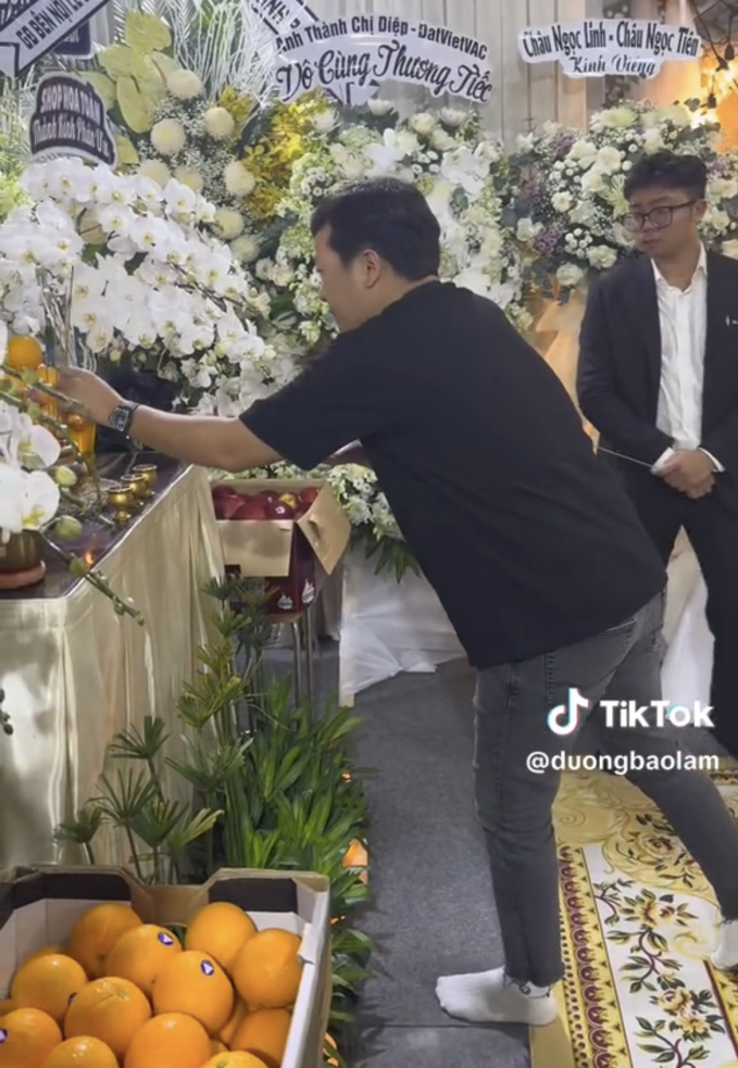 Trường Giang, Trấn Thành - Hari Won và đông đảo sao Việt lặng lẽ đến viếng tang lễ mẹ vợ Lê Dương Bảo Lâm