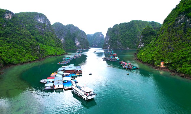 Cấm tàu thuyền hoạt động tại làng chài đẹp nhất thế giới trên vịnh Hạ Long - Ảnh 1.