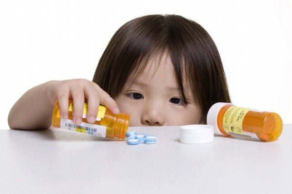 Ngộ độc thuốc và hóa chất tại nhà: Tai nạn thường gặp ở trẻ nhỏ nhưng hậu quả khôn lường - Ảnh 2.