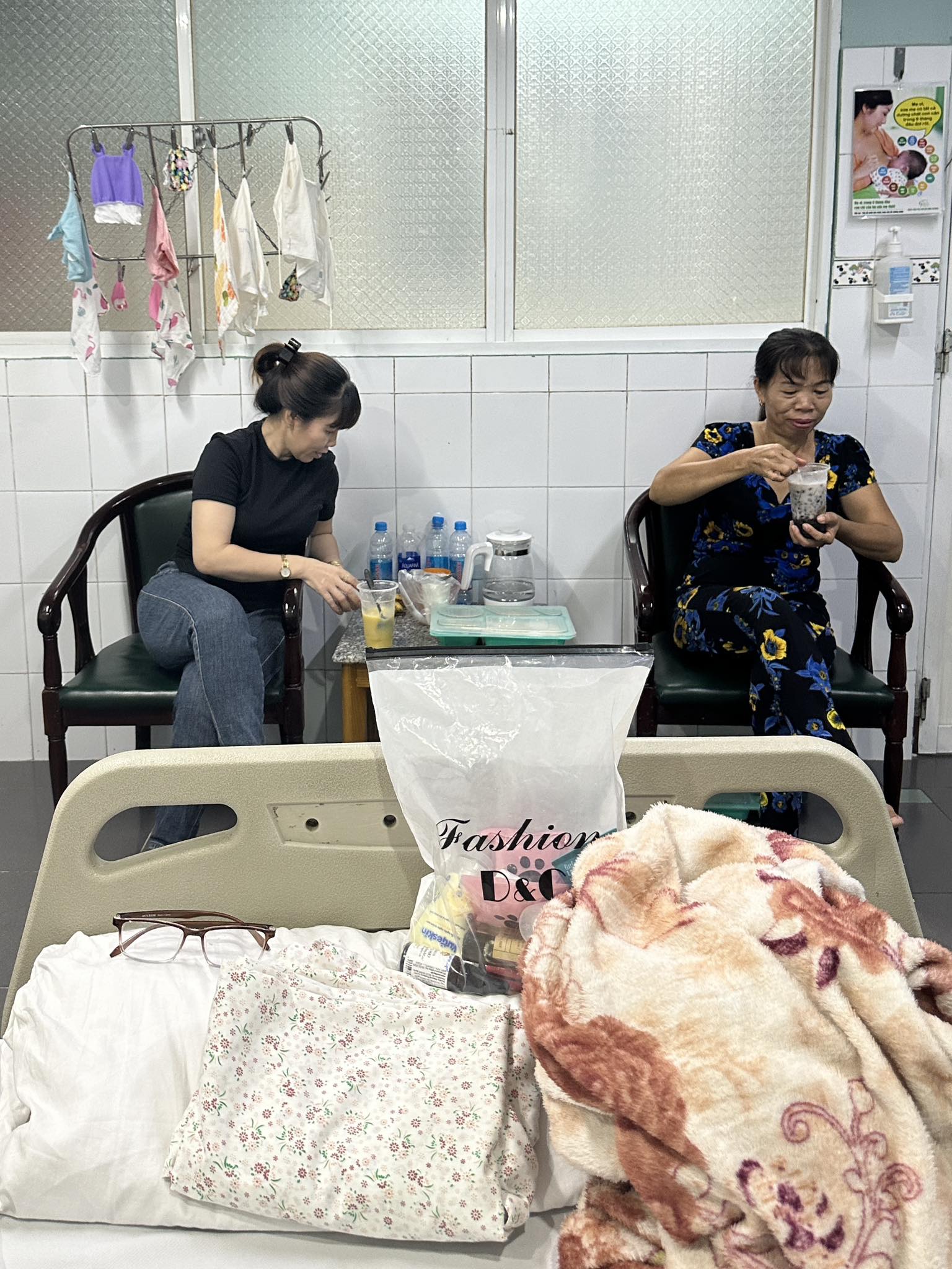 Câu chuyện gây sốt mạng xã hội: Con dâu chuyển dạ vào viện chăm mẹ chồng và mẹ ruột - Ảnh 2. Câu chuyện gây sốt mạng xã hội: Con dâu chuyển dạ vào viện chăm mẹ chồng và mẹ ruột - Ảnh 2.