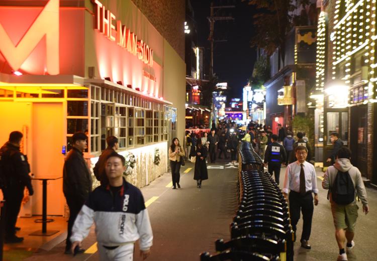 Ảnh: Itaewon vắng lặng dịp cuối tuần Halloween 1 năm sau thảm họa - Ảnh 3. Ảnh: Itaewon vắng lặng dịp cuối tuần Halloween 1 năm sau thảm họa - Ảnh 3.