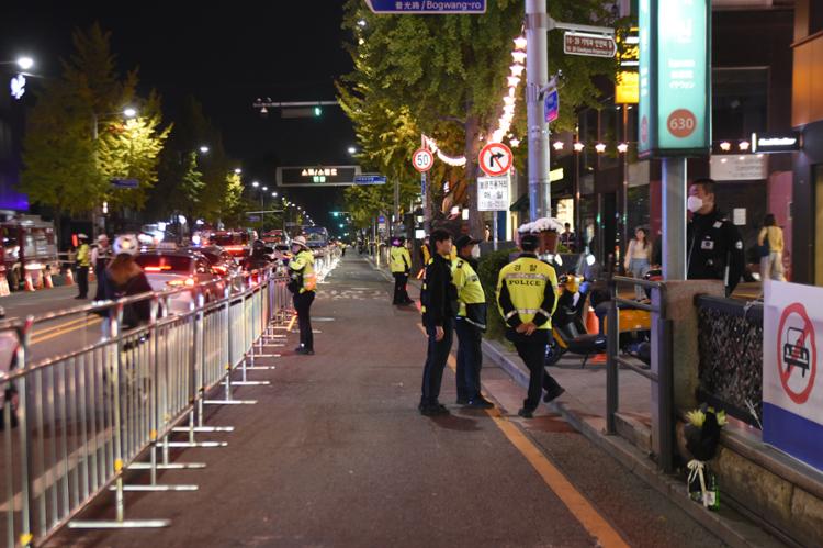 Ảnh: Itaewon vắng lặng dịp cuối tuần Halloween 1 năm sau thảm họa - Ảnh 8. Ảnh: Itaewon vắng lặng dịp cuối tuần Halloween 1 năm sau thảm họa - Ảnh 8.