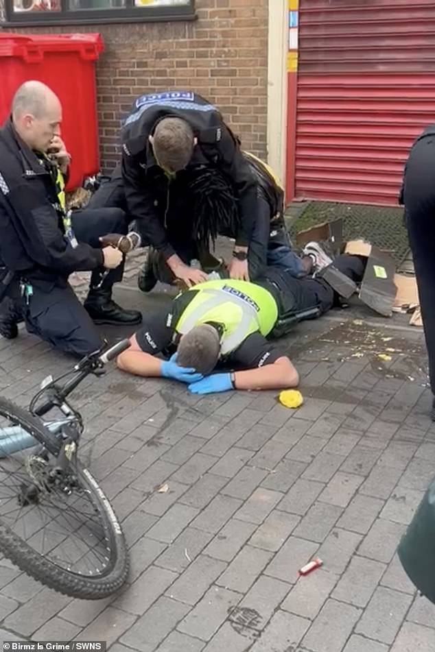 Đang làm nhiệm vụ, 3 cảnh sát bị đập xe đạp vào đầu khiến 1 ông chú nóng mắt phải ra tay can thiệp - Ảnh 4.