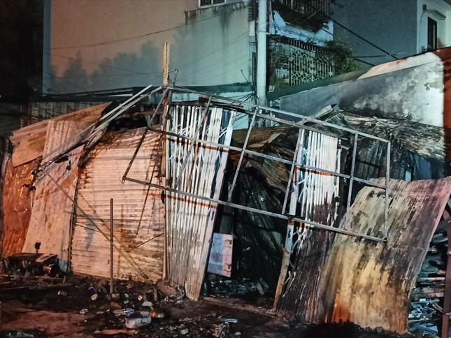 Từ vụ cháy làm 3 người chết ở Thanh Trì: Nguy cơ cháy nổ từ thu gom đồng nát - Ảnh 2.