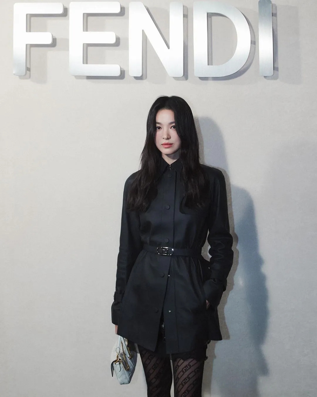 Song Hye Kyo mặc áo khoác đen: Đẹp và sang trong mọi hoàn cảnh - Ảnh 7.