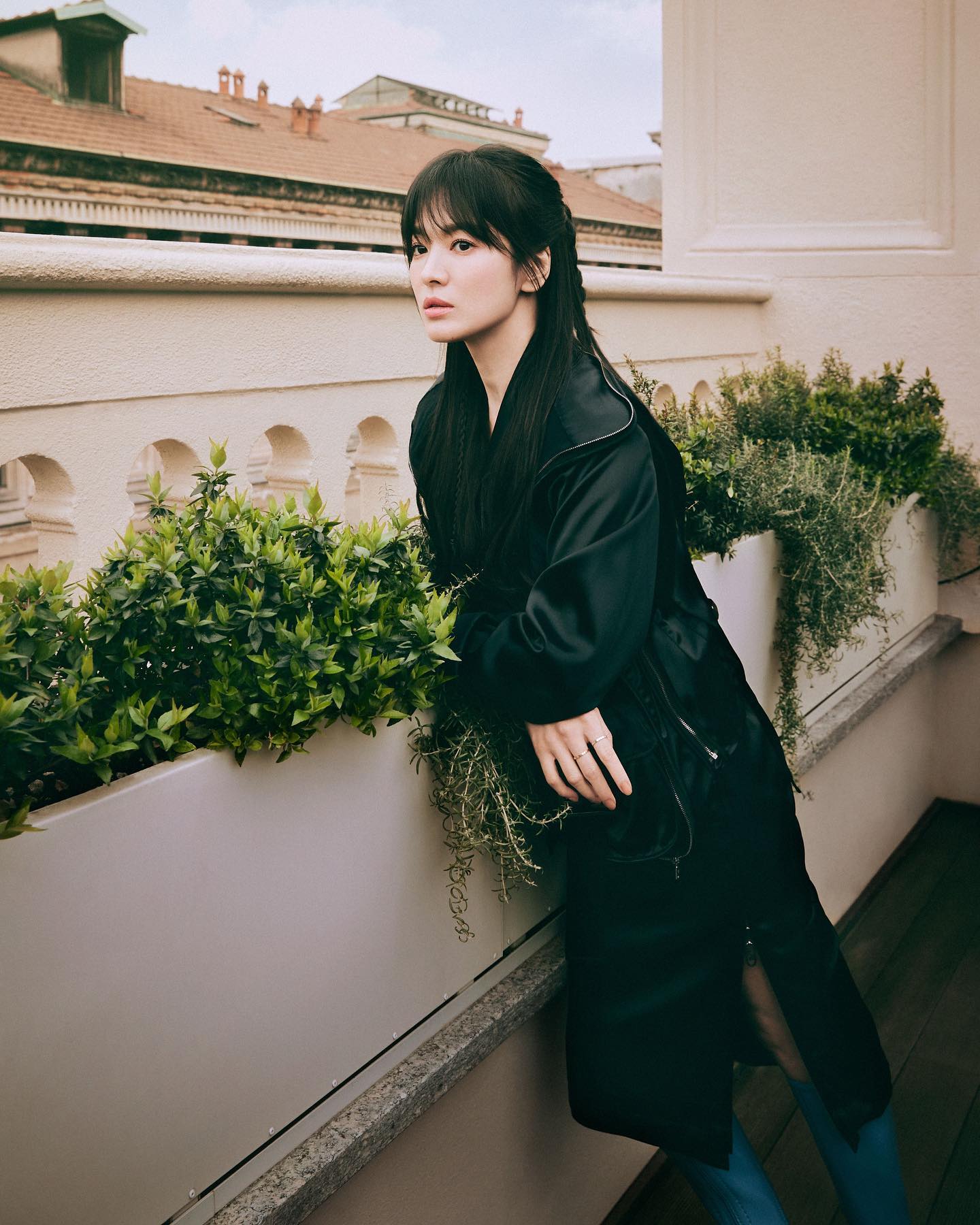 Song Hye Kyo mặc áo khoác đen: Đẹp và sang trong mọi hoàn cảnh - Ảnh 5.
