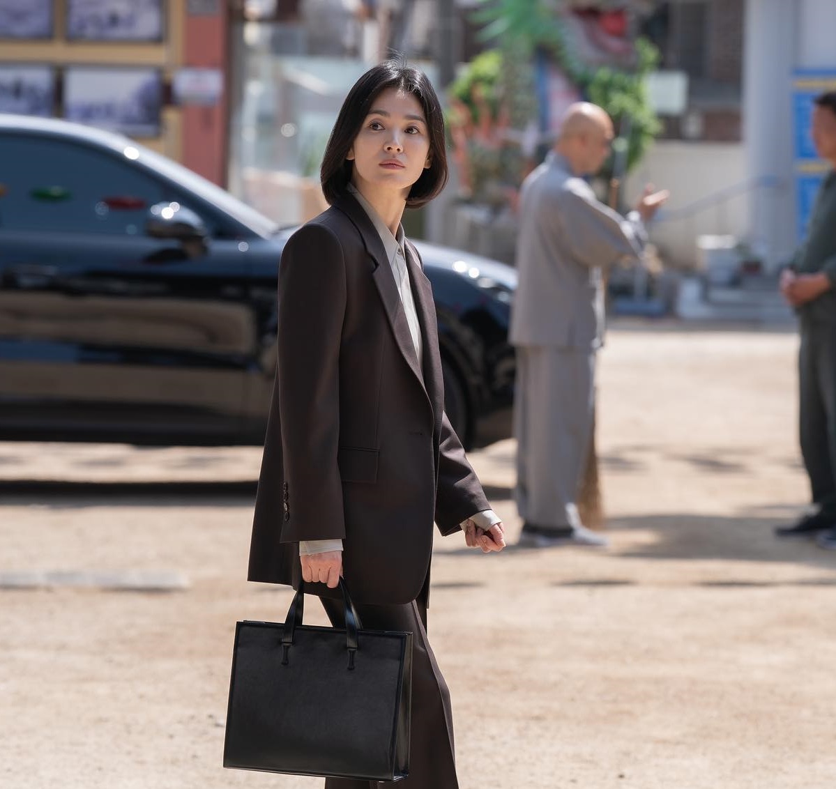 Song Hye Kyo mặc áo khoác đen: Đẹp và sang trong mọi hoàn cảnh - Ảnh 6.