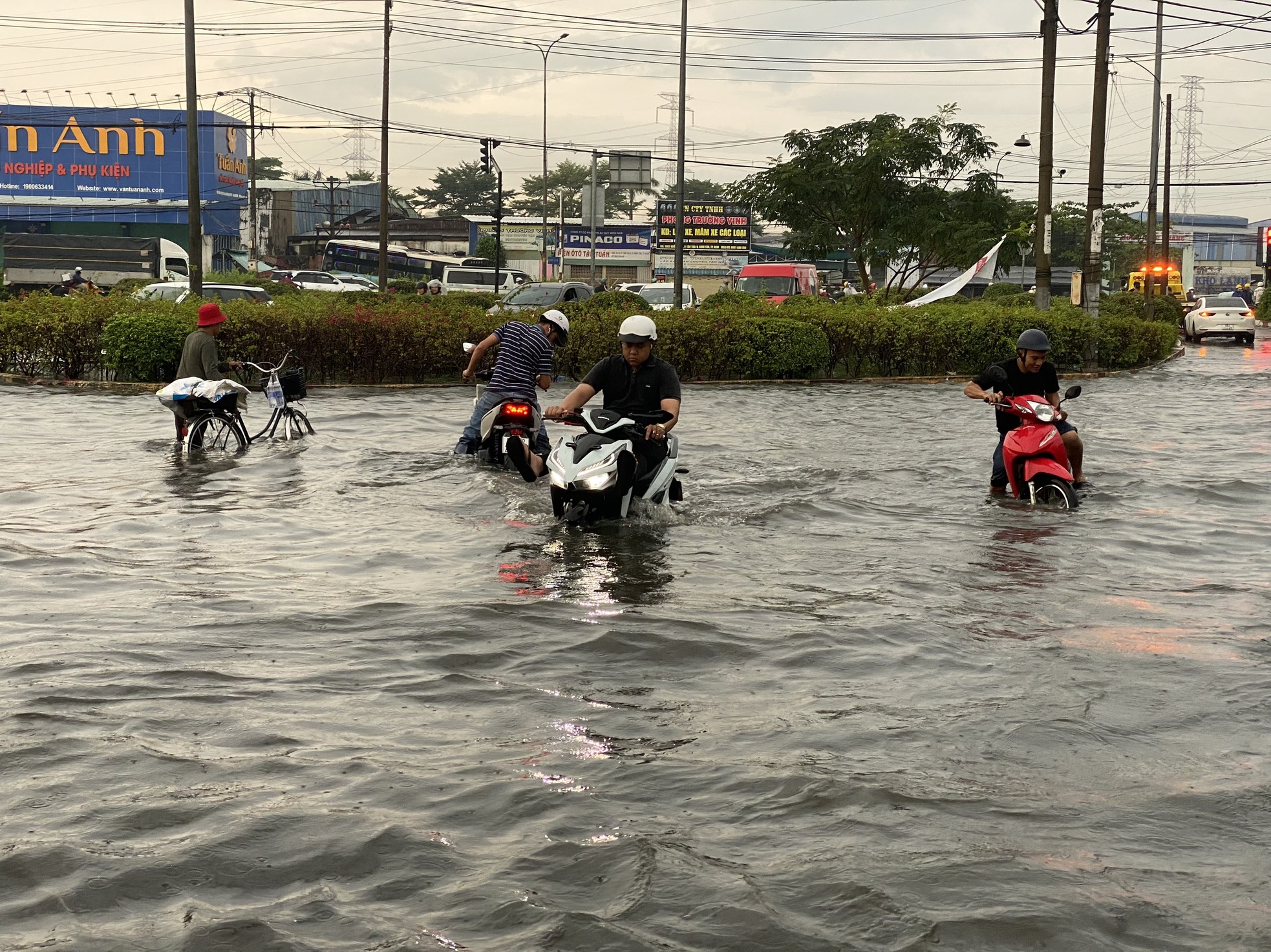 Mưa lớn kết hợp triều cường, Quốc lộ 1 qua TPHCM tê liệt vì ngập sâu - Ảnh 21.