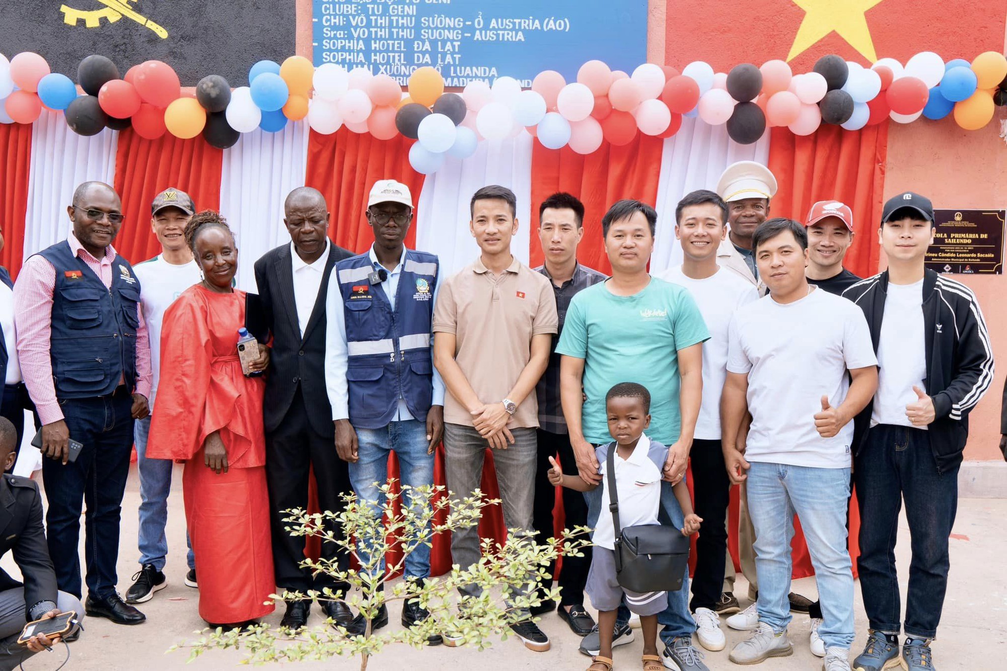 Quang Linh khánh thành trường học tại Angola, hé lộ một chi tiết thú vị mà nhiều người tò mò  - Ảnh 7.