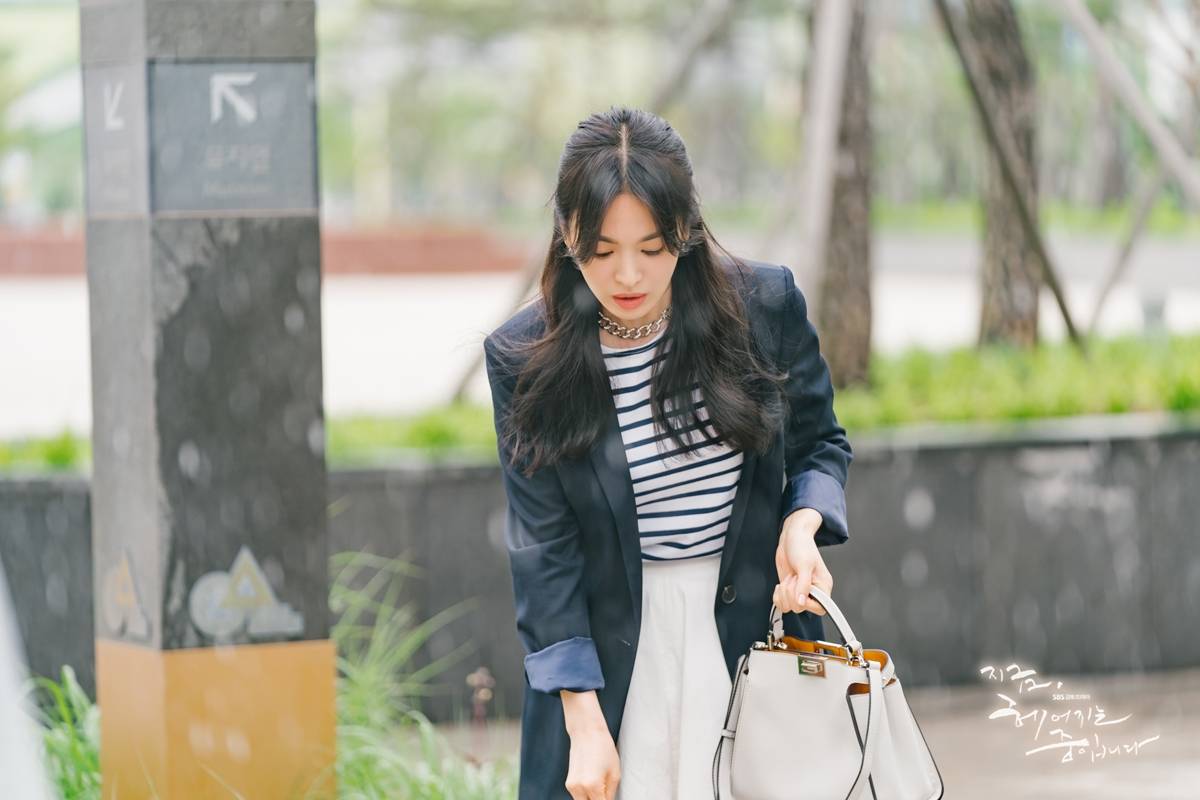 Song Hye Kyo mặc áo khoác đen: Đẹp và sang trong mọi hoàn cảnh - Ảnh 2.