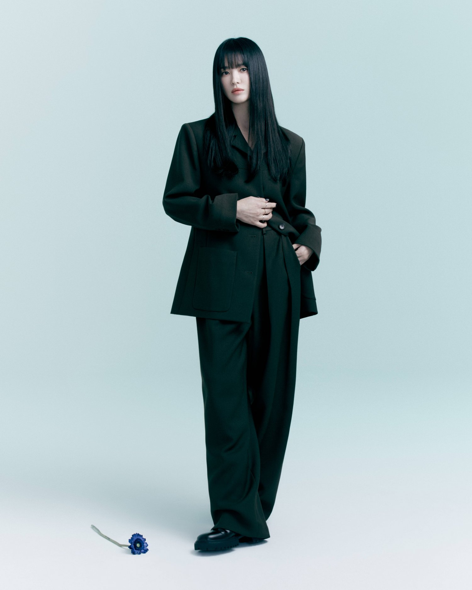 Song Hye Kyo mặc áo khoác đen: Đẹp và sang trong mọi hoàn cảnh - Ảnh 3.