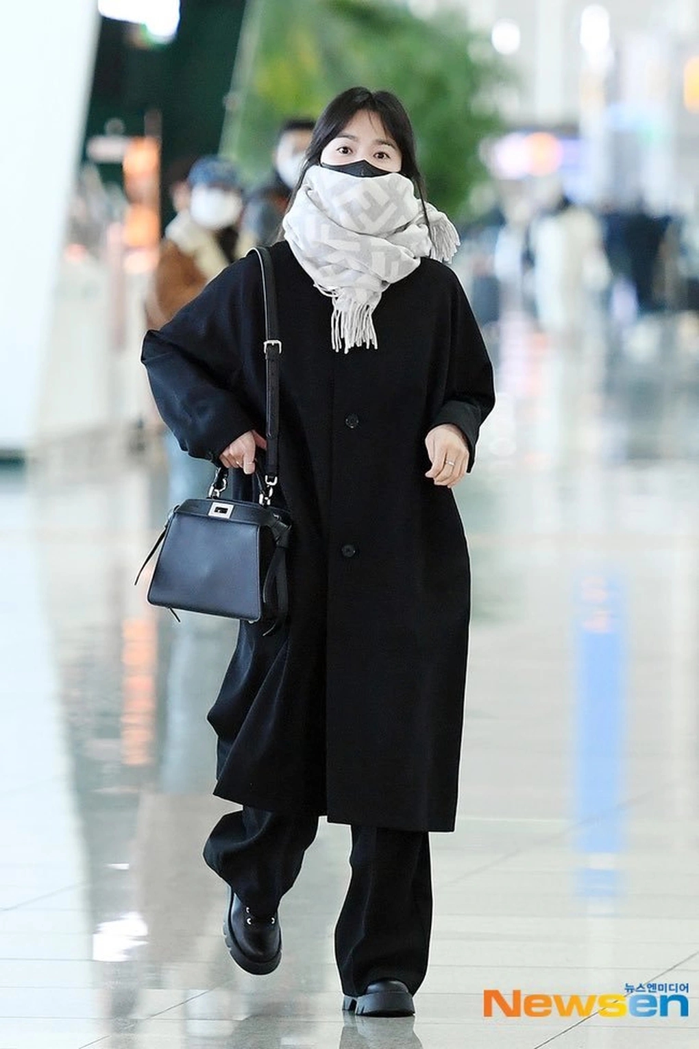 Song Hye Kyo mặc áo khoác đen: Đẹp và sang trong mọi hoàn cảnh - Ảnh 10.