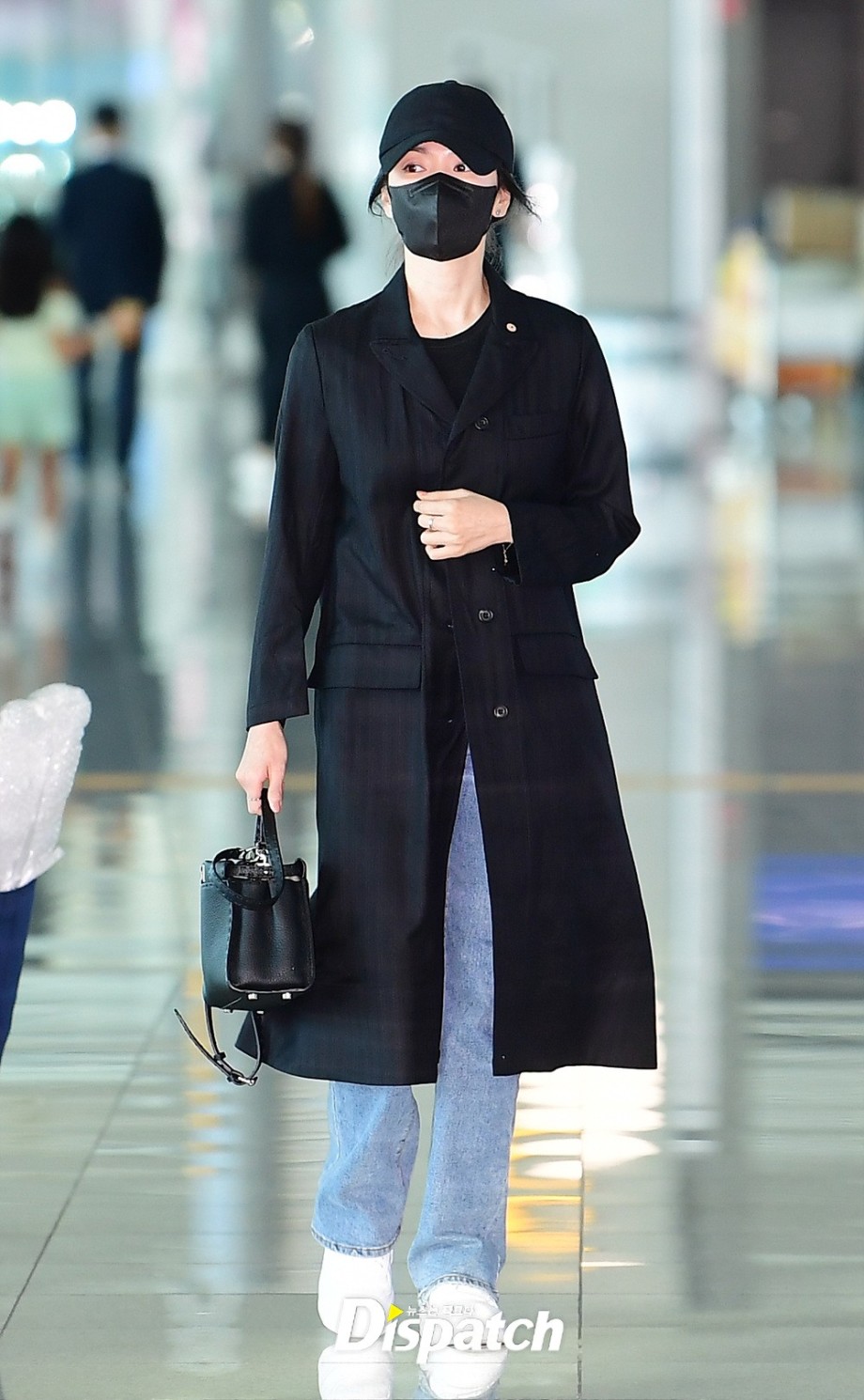 Song Hye Kyo mặc áo khoác đen: Đẹp và sang trong mọi hoàn cảnh - Ảnh 9.