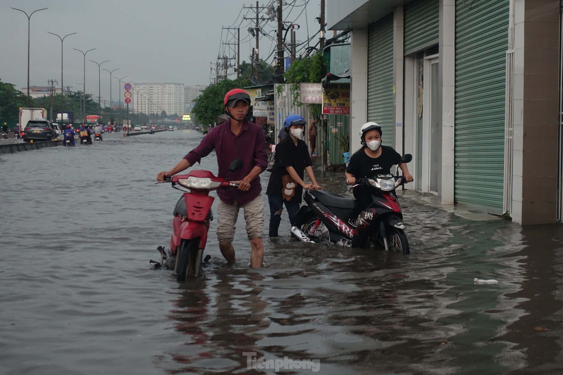 Mưa lớn kết hợp triều cường, Quốc lộ 1 qua TPHCM tê liệt vì ngập sâu - Ảnh 5.