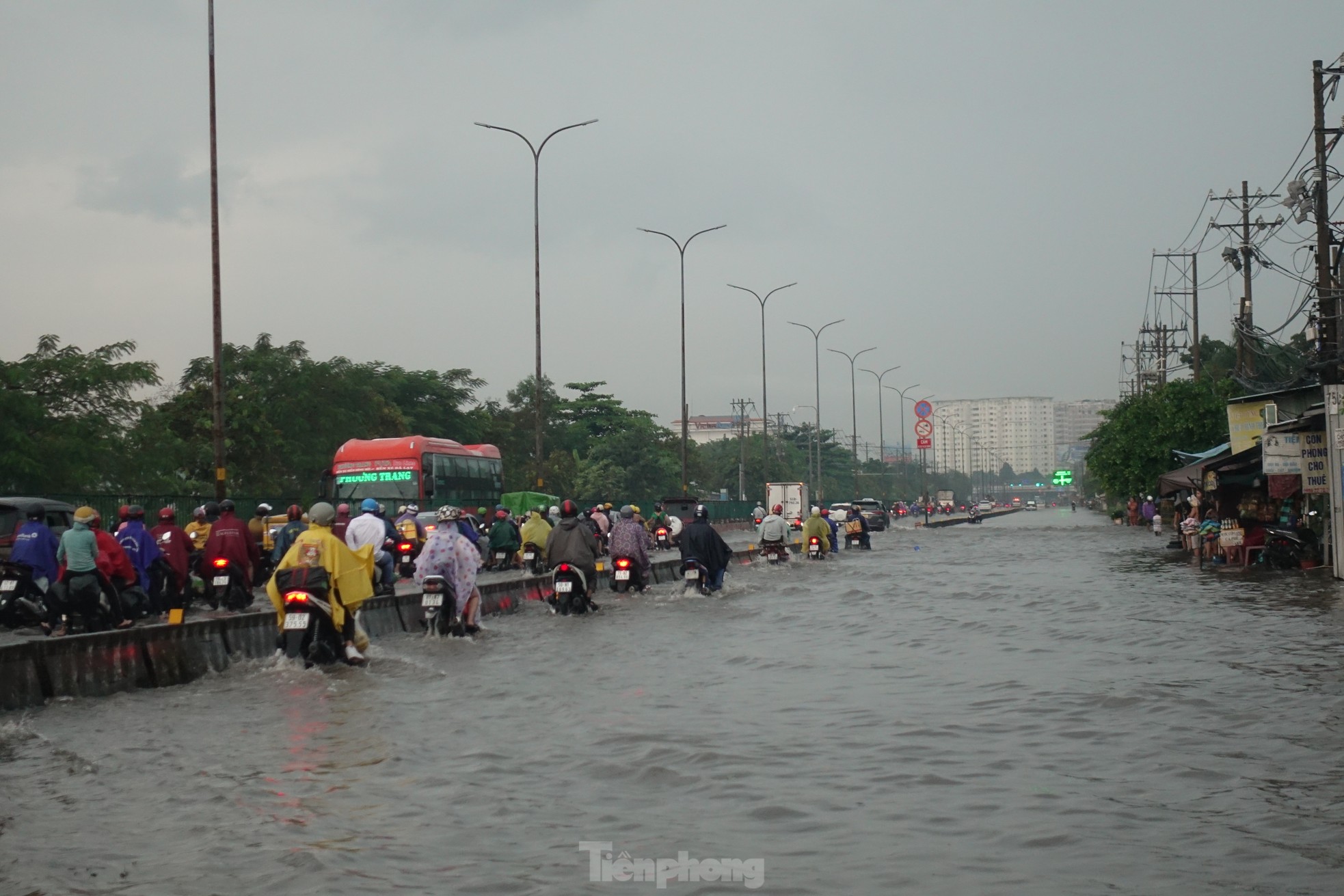 Mưa lớn kết hợp triều cường, Quốc lộ 1 qua TPHCM tê liệt vì ngập sâu - Ảnh 6.