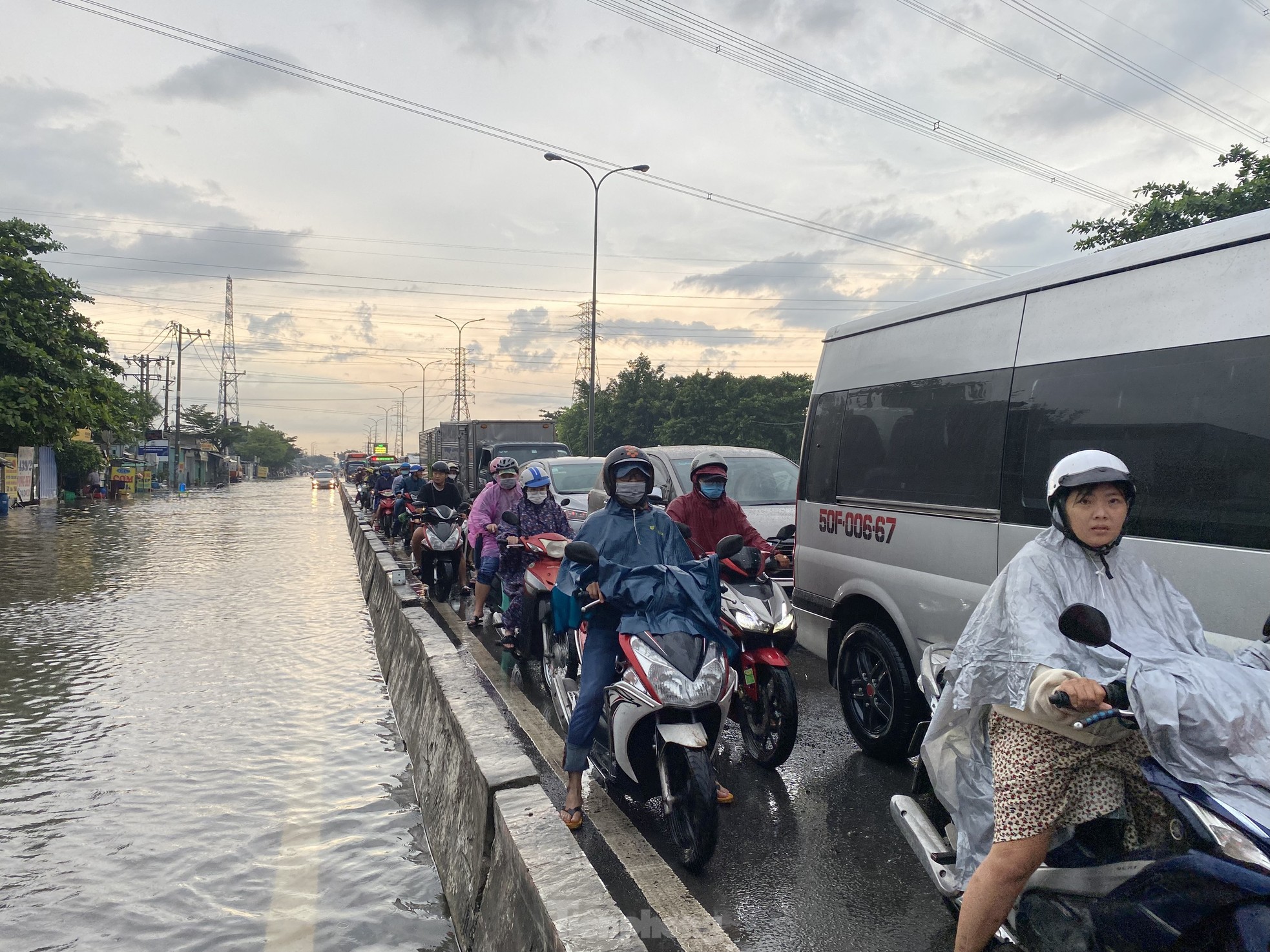 Mưa lớn kết hợp triều cường, Quốc lộ 1 qua TPHCM tê liệt vì ngập sâu - Ảnh 8.