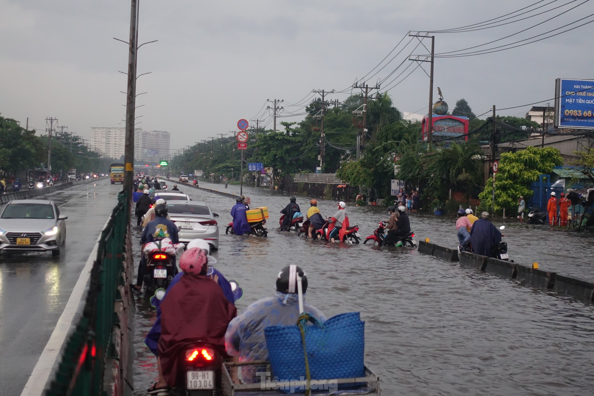 Mưa lớn kết hợp triều cường, Quốc lộ 1 qua TPHCM tê liệt vì ngập sâu - Ảnh 7.