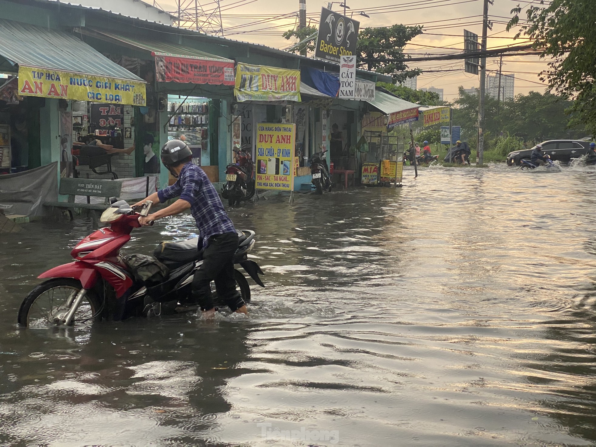 Mưa lớn kết hợp triều cường, Quốc lộ 1 qua TPHCM tê liệt vì ngập sâu - Ảnh 1.