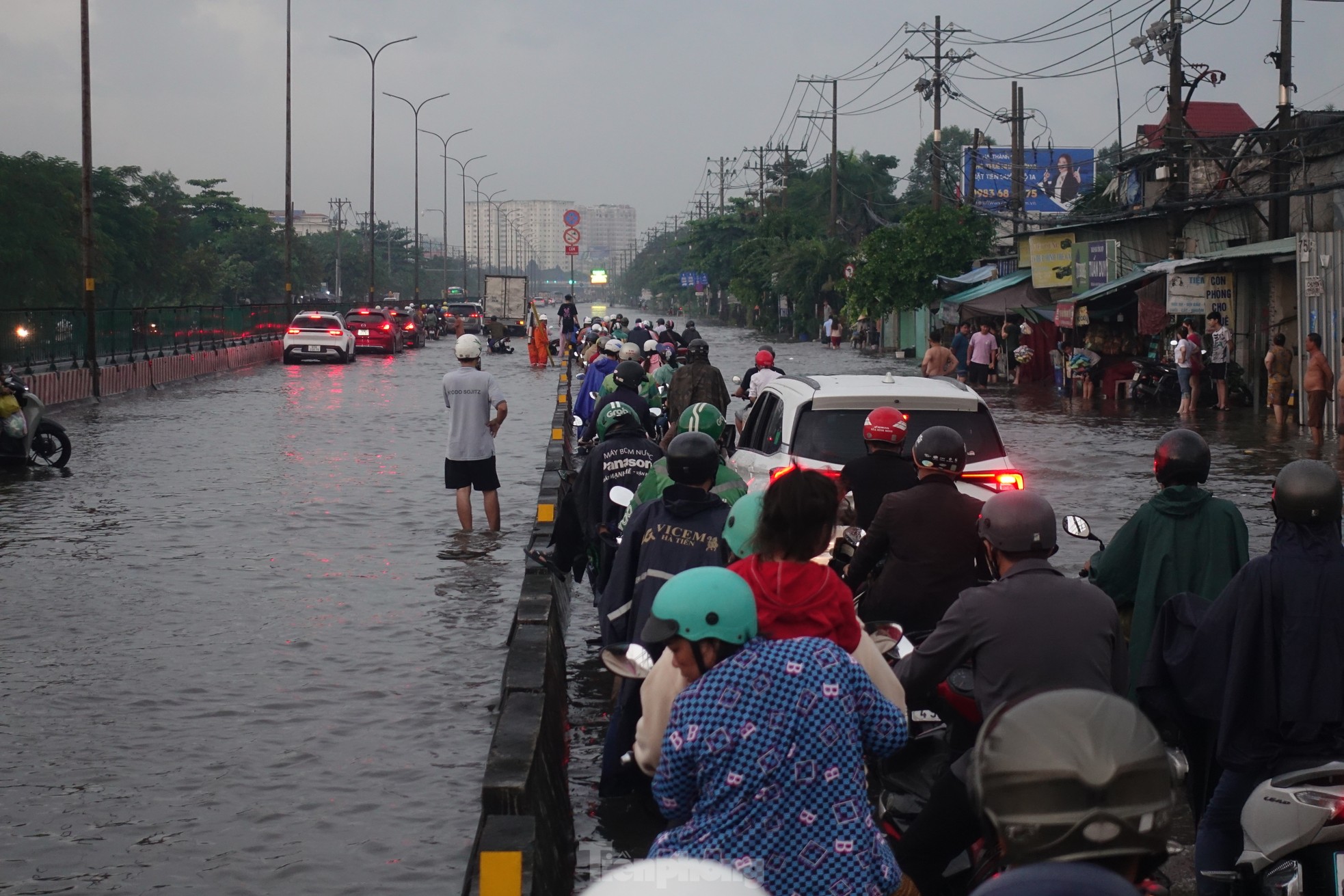 Mưa lớn kết hợp triều cường, Quốc lộ 1 qua TPHCM tê liệt vì ngập sâu - Ảnh 9.