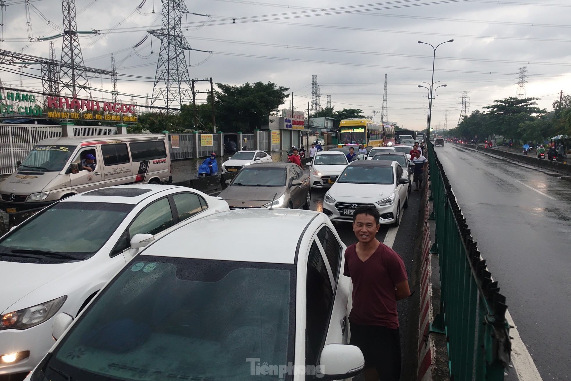 Mưa lớn kết hợp triều cường, Quốc lộ 1 qua TPHCM tê liệt vì ngập sâu - Ảnh 11.