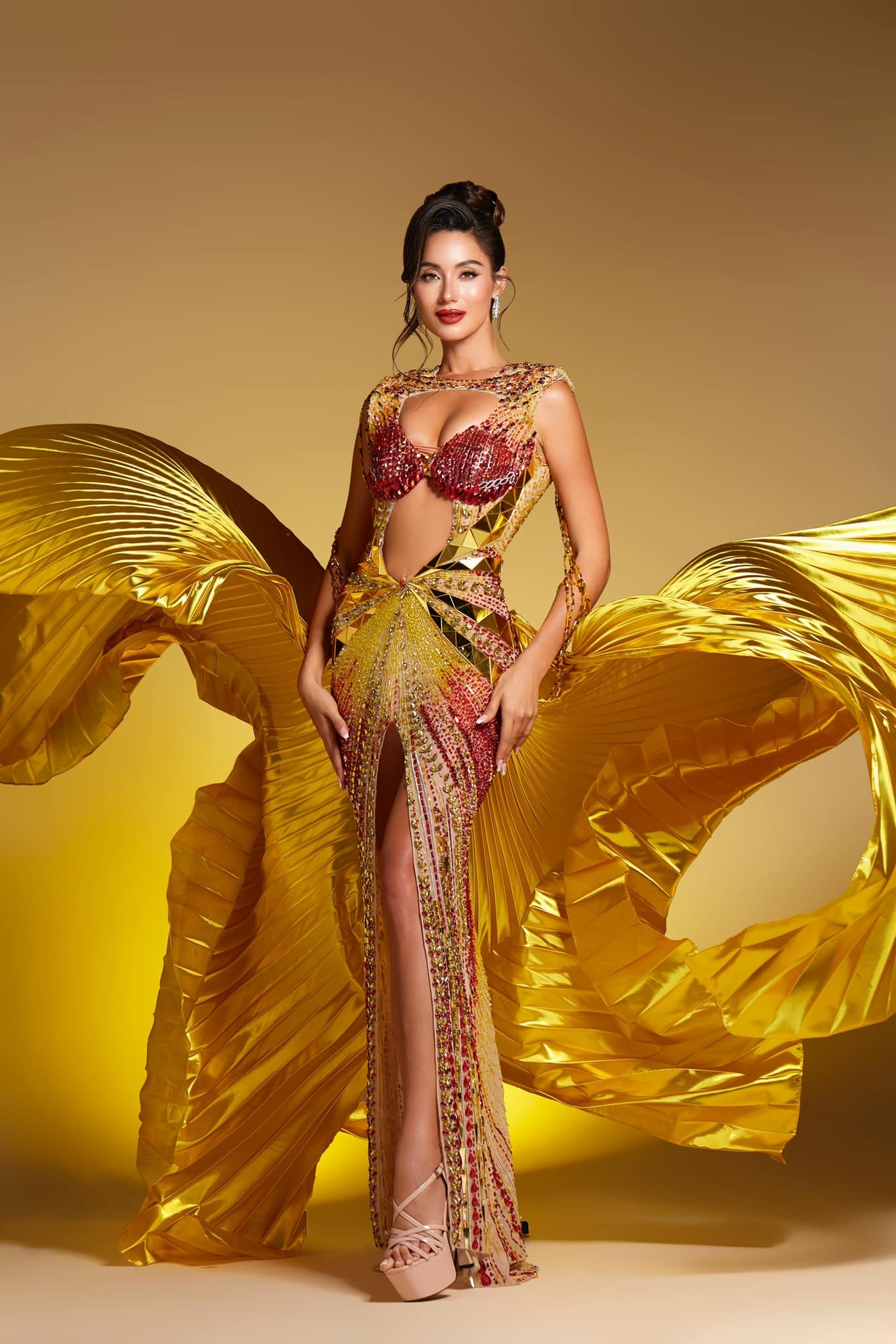 Người đẹp lai trình diễn áo tắm đẹp nhất Miss Universe Vietnam - Ảnh 14.