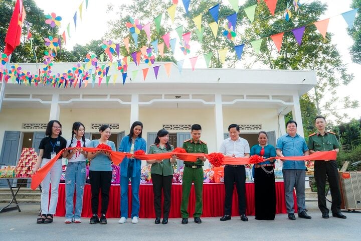 H'Hen Niê tâm sự với trẻ em vùng cao: 'Cô Hen từng không biết tiếng Việt' - Ảnh 1.