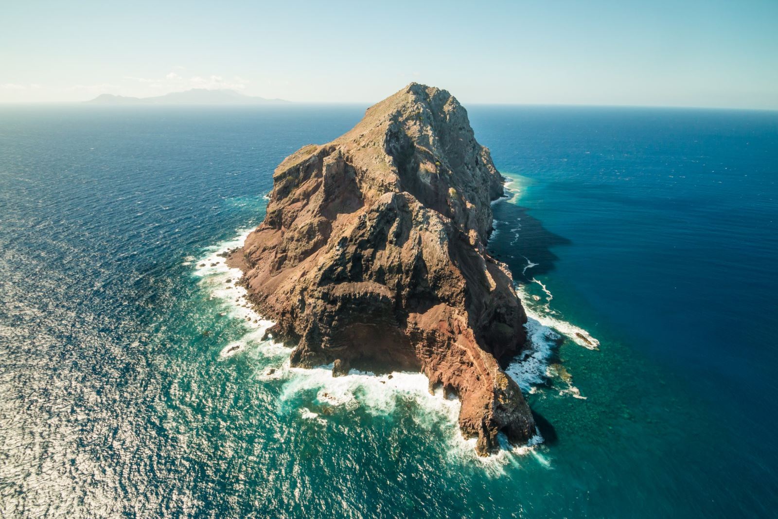 Hòn đảo nhỏ bé trên biển Caribe là thiên đường cho động vật hoang dã - Ảnh 1. Hòn đảo nhỏ bé trên biển Caribe là thiên đường cho động vật hoang dã - Ảnh 1.