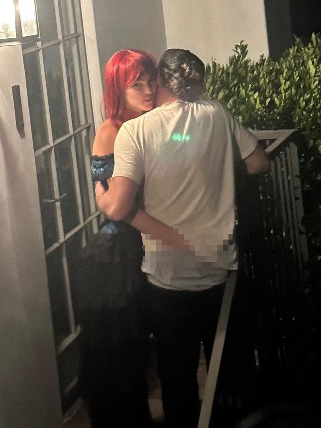 Bức ảnh nhạy cảm của Leonardo DiCaprio và bạn gái kém 24 tuổi - Ảnh 3.